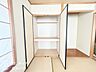 室内：明るい色調でまとめられた子ども部屋は、元気いっぱいに遊べる楽しい空間です。