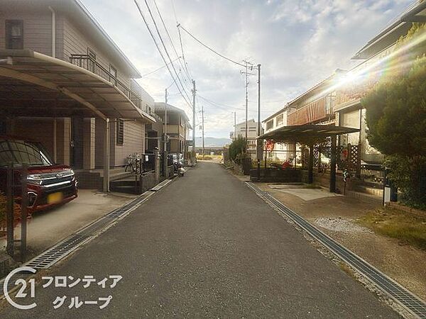 前道が整備されており、快適なアクセスを実現します。交通量の少ない環境で、静かに暮らせる住まいです。