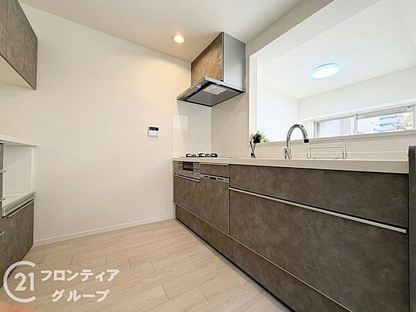 広々とした作業スペースがあり、料理がしやすく、快適なキッチンです