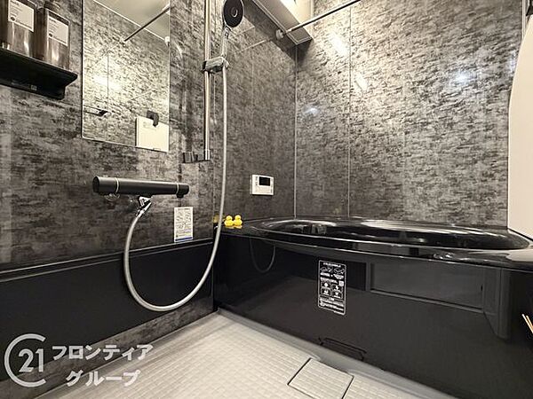 広々としたバスルームで、心地よいリラックスタイムを楽しめます。快適な空間で、日々の疲れを癒す贅沢な時間を提供します。