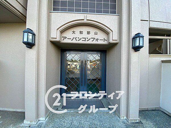 温かみのあるエントランスは、住む人を優しく迎え、訪れる人にも心地よい印象を与える魅力的な空間です！