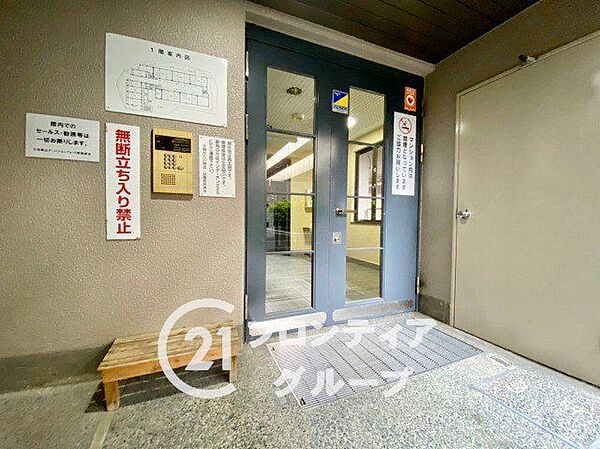 シンプルなロビーですが、住む人にとって居心地の良い空間を提供します