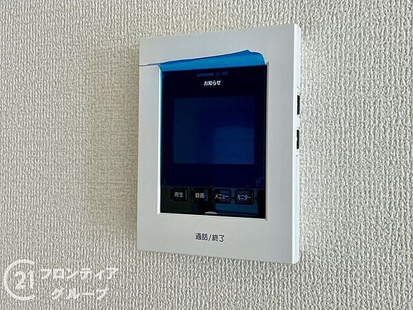 ハンズフリー機能を備えたカラーモニターインターホンを採用！お料理中などで手が塞がっていても便利に応答可能です！夜間の映像確認機能もついていて、安心ですね！