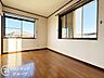 室内：窓が2面ある洋室は、自然光がたっぷり入り、風通しも良く、明るく快適な居住空間を提供します！