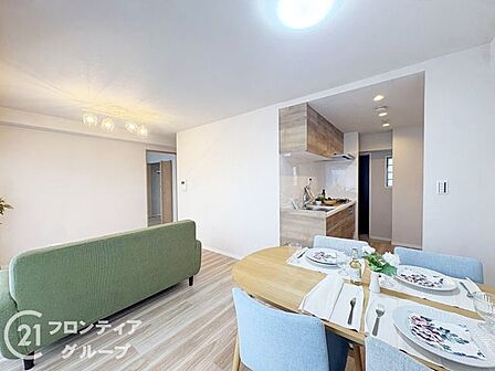 陽当り良好。日差しの差し込む明るい部屋は光熱費も節約できます。バルコニーに面した広々とした窓のあるリビングです！