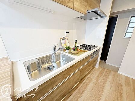 広い作業スペースと充実した収納が、料理を快適にサポートし、効率的な調理を実現します