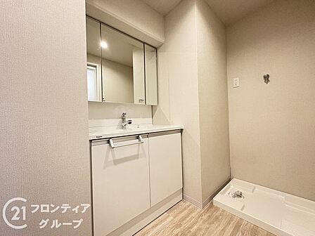 清潔感あふれるデザインの洗面台は、広々としたスペースで毎日の身支度が快適に行え、使い勝手がとても良いです！