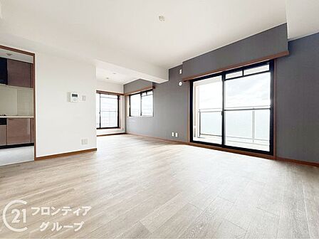 リビングは、落ち着いた色合いのフローリングが特徴です。家族の時間を大切にする理想的な空間です。