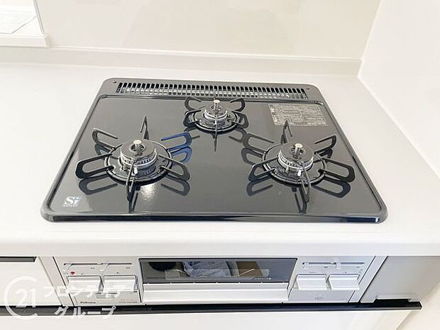 使いやすいコンロを完備したキッチンで、毎日の料理が楽しくなります。火力調整も簡単で、さまざまな料理に対応できます!