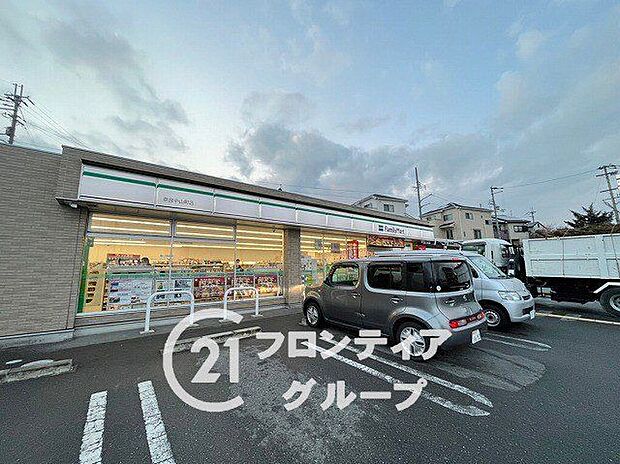 ファミリーマート奈良中山町店 徒歩10分。 730m
