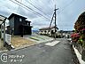 その他：幅広い道路が確保されており、車の出入りがスムーズに行えます。周辺環境も整備されており、快適な生活をサポートします。