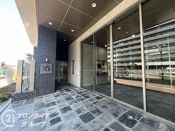 落ち着いた雰囲気のエントランスは、訪れる人に心安らぐ空間を提供し、温かく迎えてくれます！
