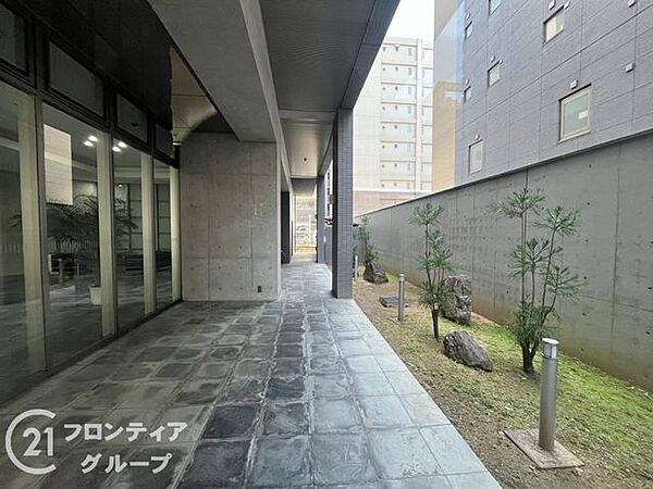 機能的なロビーで、住む人が快適に過ごせるよう配慮されています。