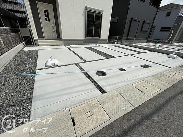 広々としたスペースで車の出し入れがスムーズに行えます。