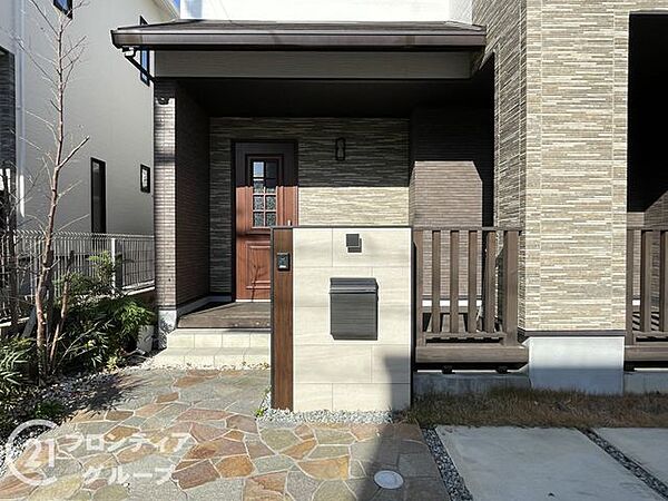 温かみのある玄関で、住む人を優しく迎える空間です