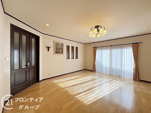 落ち着いた色合いのフローリングが特徴のリビングです。家族の時間を大切にする理想的な空間です。