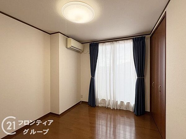 窓からの光の差し込みはお子様の生活を温かく包みます。明るく清潔感のある居室で勉強もはかどります！