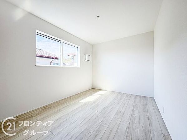 こちらのお部屋はバルコニーに面しており、日当たり、通風ともに良好です！お布団などもサッと干せて便利ですね