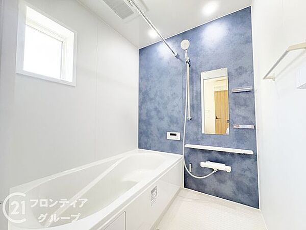 ゆったり入れる1坪サイズのゆとり空間。バリアフリー設計に手すり付きなので、お子様が小さい時も、老後も安心できる浴室です。収納棚も取り外しができ、お手入れ楽々