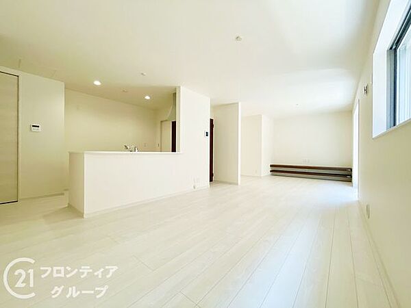 リビングのフローリング材には、木目や色調など木材特有の風合いがあり、ナチュラルな美しさで、日々の生活に温もりを与えてくれます。