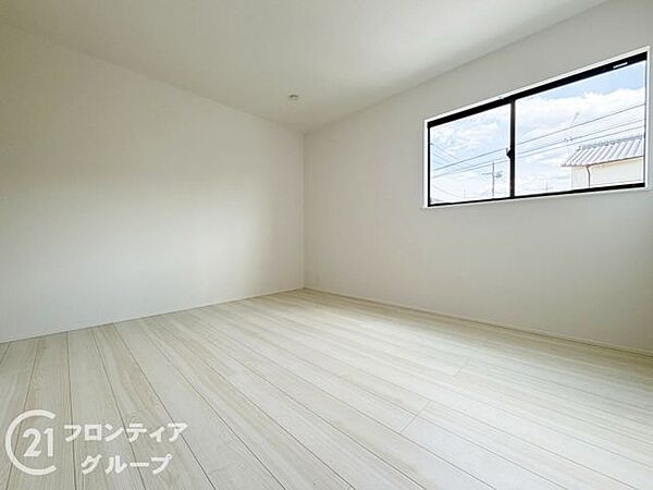 子ども部屋や寝室に用途多彩な明るい洋室