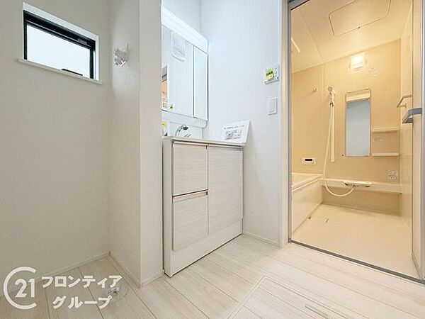 収納たっぷりのキャビネットは、使いやすく清潔感のある洗面室に！