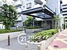 エントランス：温かみのあるエントランスは、住む人を優しく迎え、訪れる人にも心地よい印象を与える魅力的な空間です！