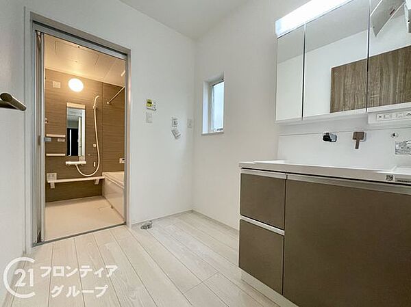 小窓付きの洗面室は、毎朝心地よい光を運んでくれるので、すがすがしい気持ちで1日をスタートできます！また、1坪以上の広い空間です！