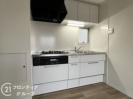 広い作業スペースと充実した収納が、料理を快適にサポートし、効率的な調理を実現します