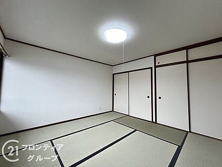 快適な寝室で、毎日の疲れを癒す贅沢な時間をお楽しみいただけます。スタイリッシュなデザインが魅力で、心地よいひとときを過ごすことができる空間です