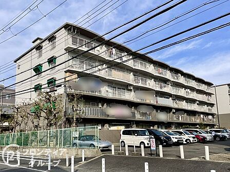 シンプルながらも存在感のあるマンション外観は、住む人を魅了し、日常に特別な時間をもたらします。都会的なデザインが魅力で、住む人に誇りを与える空間です