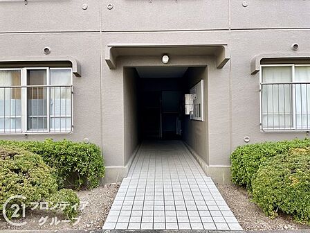 エントランスは、独特の雰囲気があり、歴史を感じさせる趣深い空間で、訪れる人に印象的な体験を提供します!