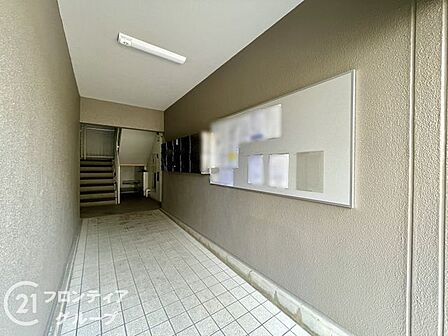レトロなデザインが魅力のロビーで、日々の暮らしに彩りを添えます。必要最低限の設備が整ったロビーで、実用性を重視した空間です
