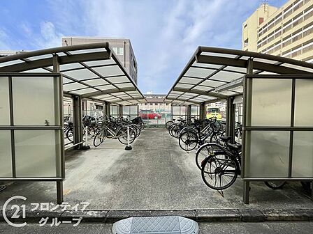 駐輪場は、住民の皆様の自転車を安全に保管できるスペースです。広々とした設計で、出し入れがしやすく、使い勝手が良いです