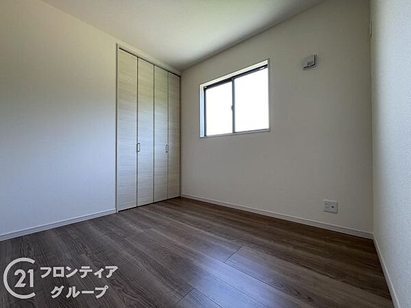 寝室や子供部屋など用途多彩な明るい洋室！