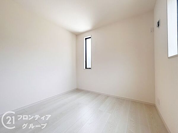 寝室や子供部屋など用途多彩な明るい洋室！