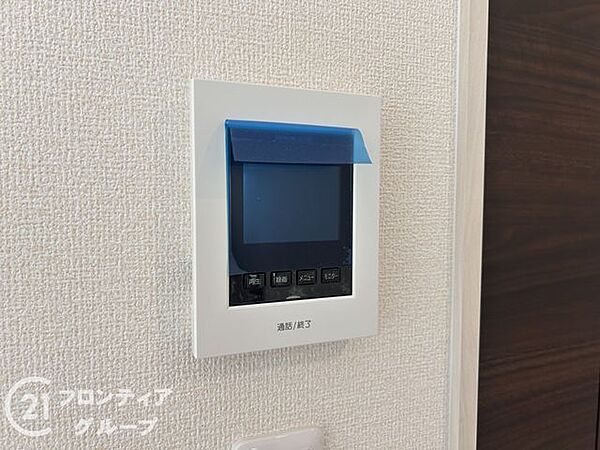 ハンズフリー機能を備えたカラーモニターインターホンを採用！お料理中などで手が塞がっていても便利に応答可能です！夜間の映像確認機能もついていて、安心ですね！
