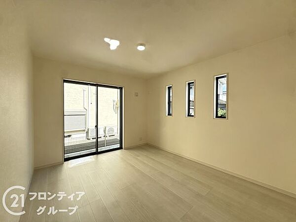 室内はシンプルな仕様となっており、それぞれの好みに合わせたインテリアで、趣味に合わせてレイアウトしやすくなっております。