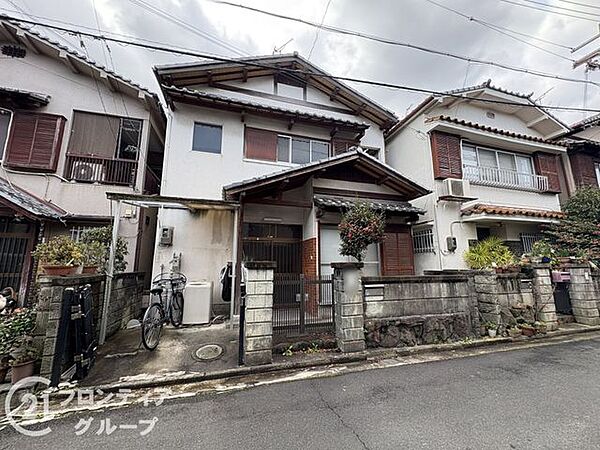 大和小泉駅徒歩約7分！部屋数豊富な5DKの間取り。和室と洋室が6帖以上！用途多彩にお使いいただけます