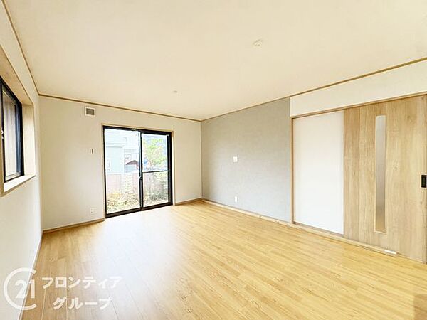 窓が多いので、光を多く取り込んでお部屋を明るく保ちます。居心地がよく、家族みんながゆったりとできる空間ですね