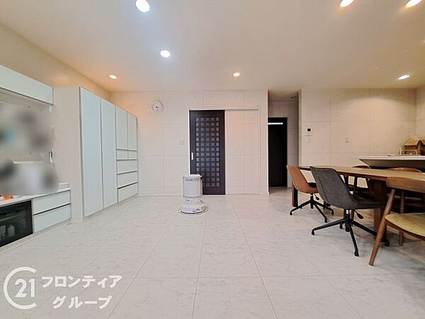大切なご家族が集まるからこそＬＤＫはこだわりたい！休日はおひさまの光をたっぷりと取りこめるリビングでゆったりと過ごしませんか？子供たちが元気に笑いながら走り回っても十分な広さの空間です。