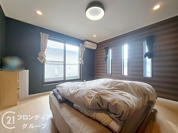 明るく広々とした子ども部屋は、遊び心をくすぐる空間です。お子様の成長を見守るのにぴったりの環境です。