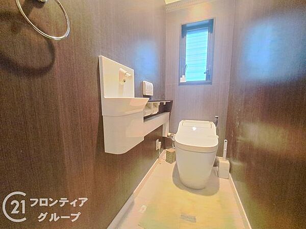 温水洗浄器付き便座を標準装備してます♪窓付きで明るく、快適空間となっております。毎日使う場所だからこその配慮です。