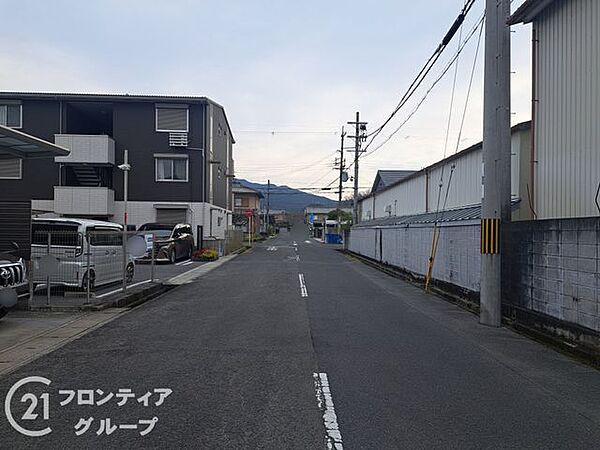 幅広い道路が確保されており、車の出入りがスムーズに行えます。周辺環境も整備されており、快適な生活をサポートします。