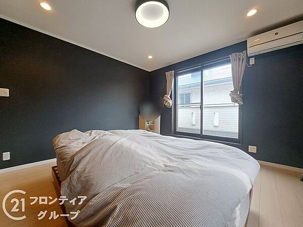 モダンなデザインの洋室は、シンプルでありながらも高級感があります。快適な暮らしをサポートします。