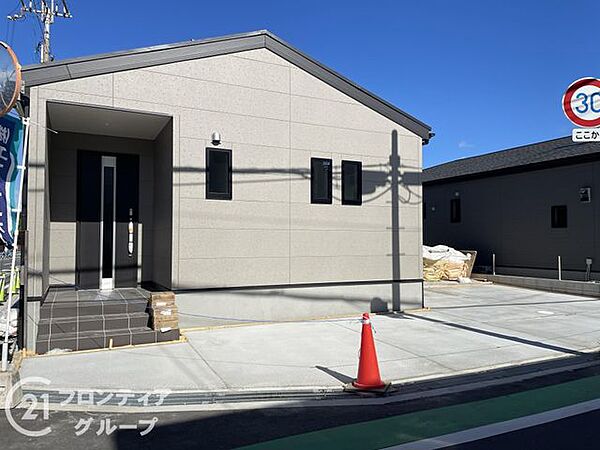 モダンなデザインが魅力の新築戸建てで、スタイリッシュな外観が住む人を引き立て、日々の生活に彩りを添えます