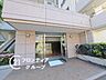 エントランス：マンションのエントランスは、住まう方々を迎える洗練された空間です。日常の出入りを快適にするための工夫がされています。