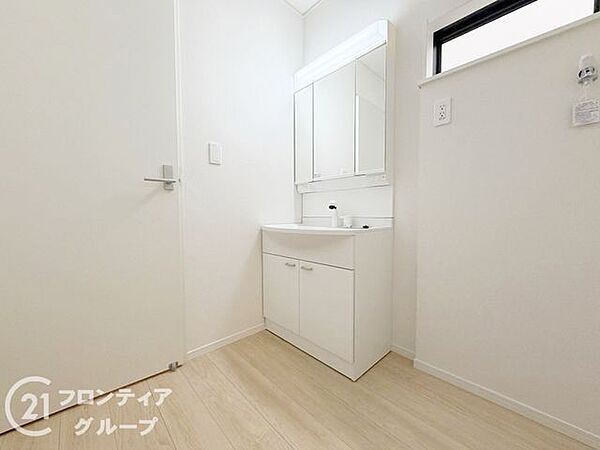 小窓付きの洗面室は、毎朝心地よい光を運んでくれるので、すがすがしい気持ちで1日をスタートできます！