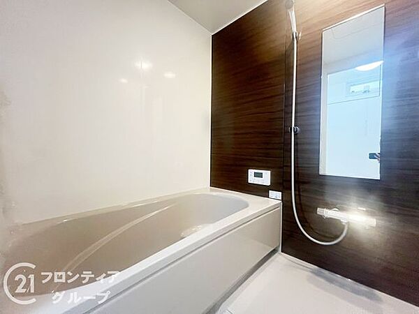 落ち着いた色調のアクセントパネルが癒やしの空間を演出するバスルームです。手入れの行き届いた清潔な浴室で、一日の疲れをゆっくりと癒やし、心身ともにリフレッシュする時間をお過ごしいただけます
