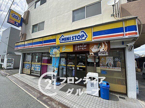 ミニストップ真菅オカモト酒店 徒歩11分。 830m